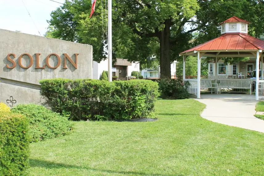 Dump trailer rental in Solon, Iowa